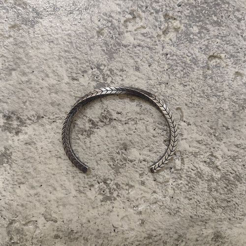 دستبند بنگل مارپیچ سیاه قلم طرح خوشه گندم رنگ silver