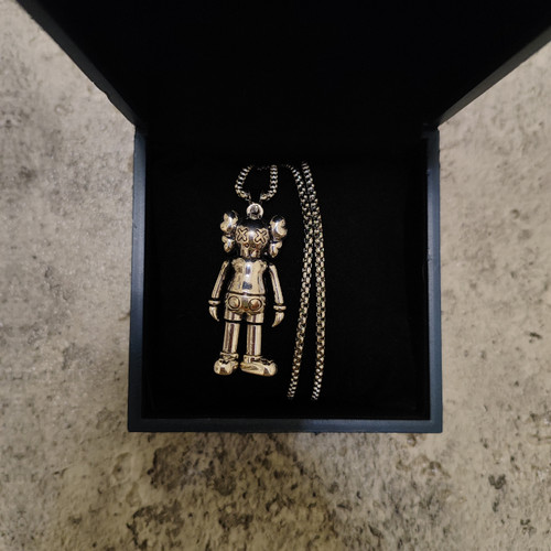 گردنبند اورجینال فلزی رنگ ثابت طرح عروسک کاز (kaws)