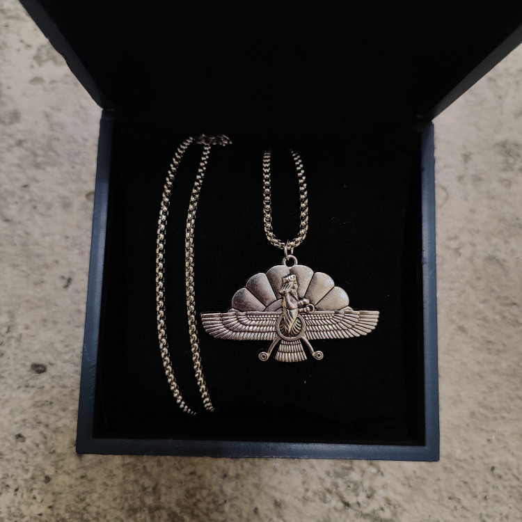 گردنبند استیل رنگ ثابت طرح فروهر رنگ silver