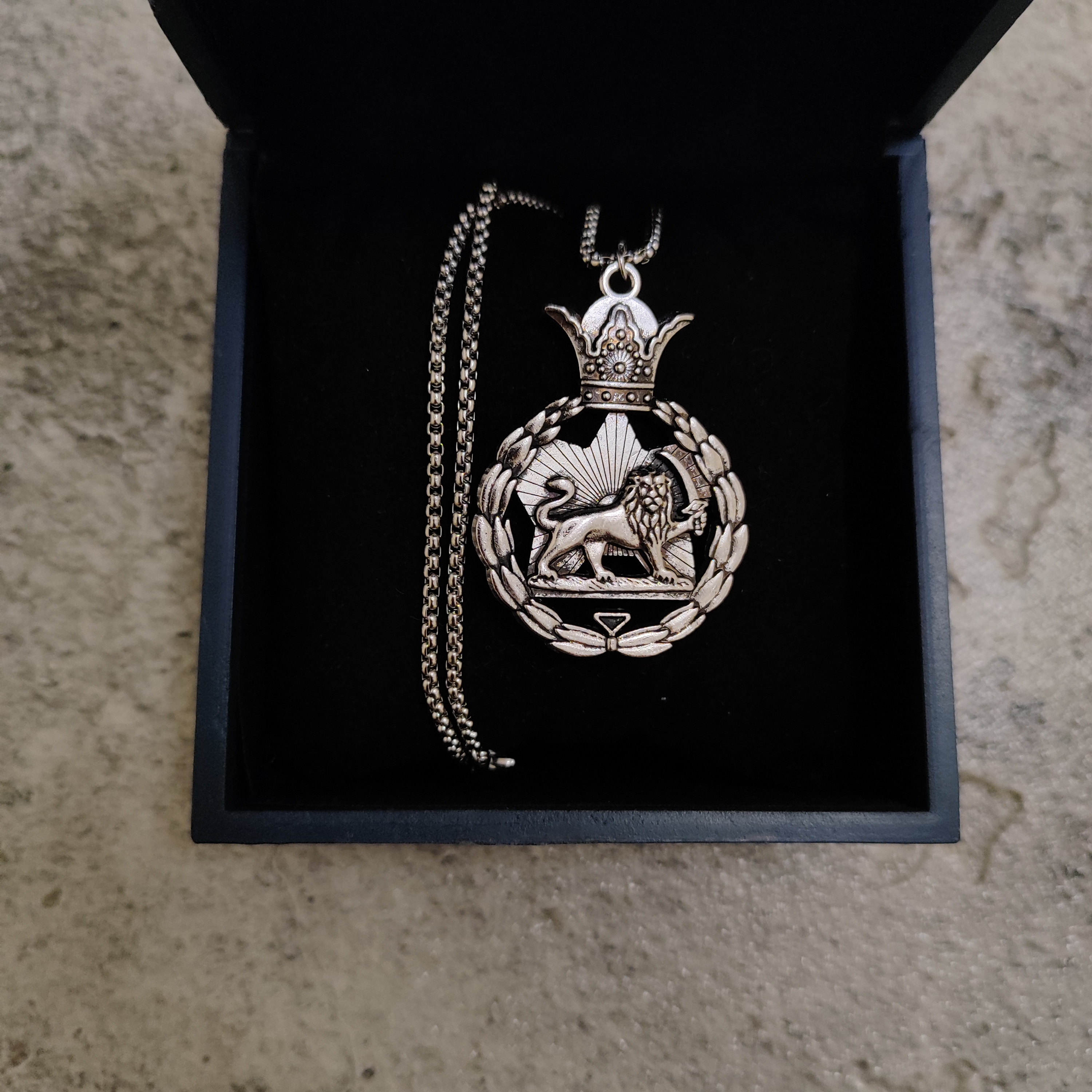 گردنبند استیل رنگ ثابت طرح شیر و خورشید رنگ silver