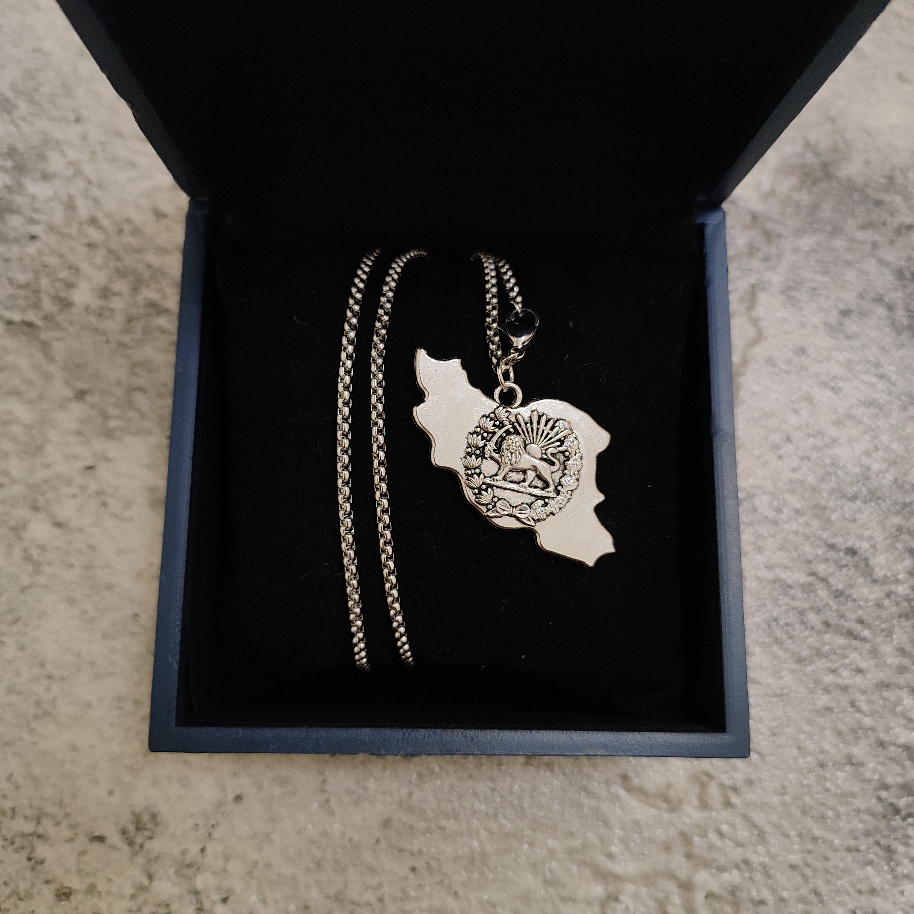 گردنبند استیل رنگ ثابت طرح شیر و خورشید رنگ silver