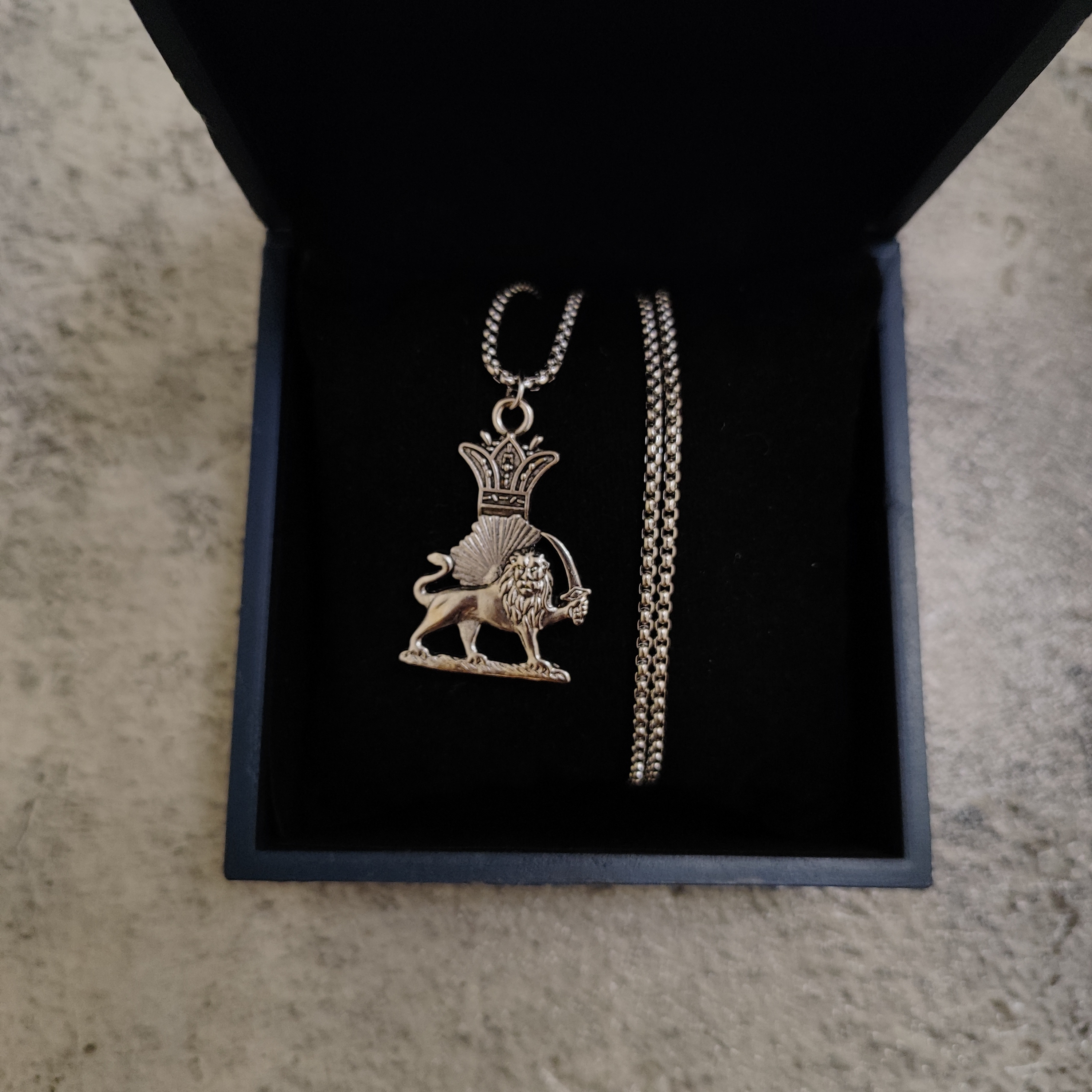 گردنبند استیل رنگ ثابت طرح شیر و خورشید رنگ silver